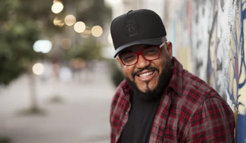 Uendel Pinheiro comemora cinco anos de carreira ao lado de Mumuzinho e Tiee