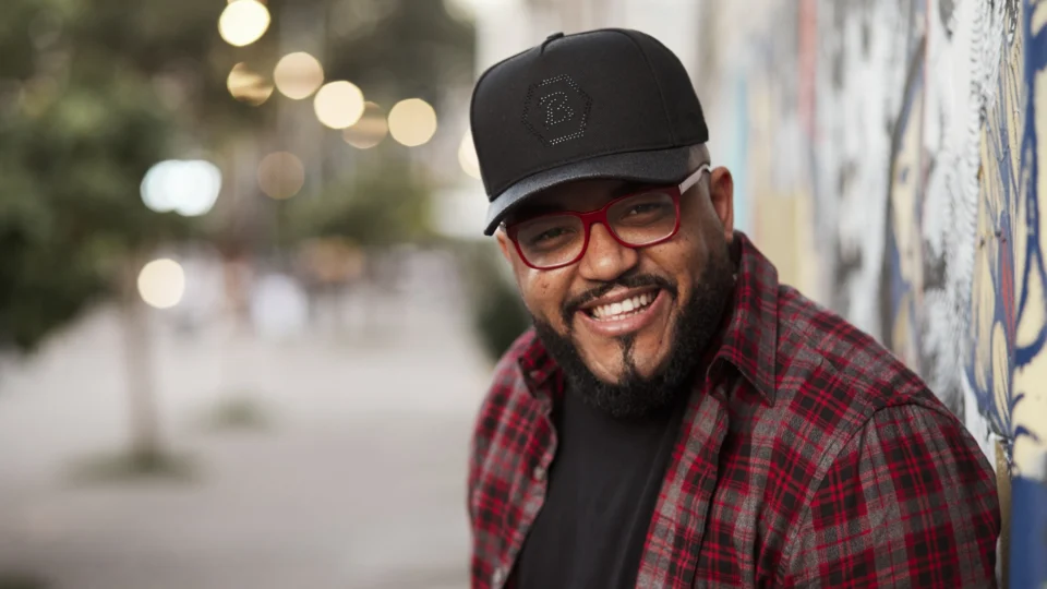 Uendel Pinheiro comemora cinco anos de carreira ao lado de Mumuzinho e Tiee