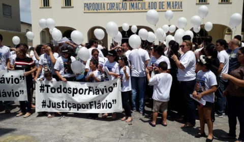 Familiares do engenheiro Flávio realizam novo protesto na noite desta quarta (9)