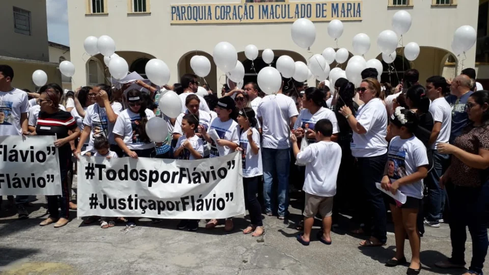 Familiares do engenheiro Flávio realizam novo protesto na noite desta quarta (9)
