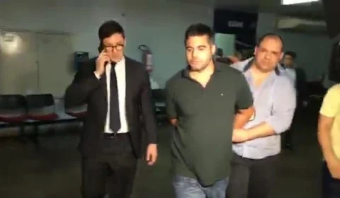 Alejandro Valeiko é levado em camburão para realiza corpo de delito