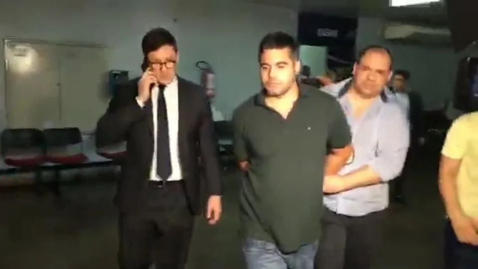 Alejandro Valeiko é levado em camburão para realiza corpo de delito