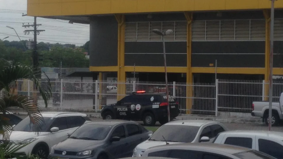 Depoimento da primeira-dama de Manaus é adiado e polícia manda notificação à residência do prefeito