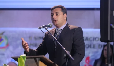 Wilson Lima participa de simpósio e destaca importância de estratégias para preservar recursos naturais