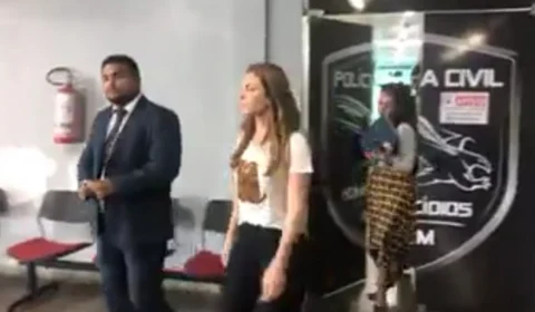 Cadela é envolvida em versão da irmã de Alejandro, Paola, que limpou sangue após crime