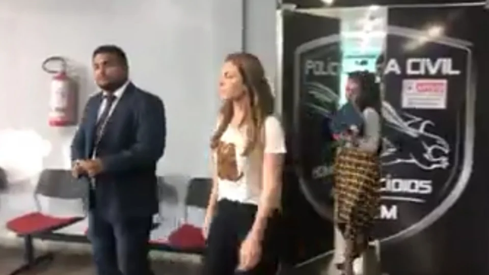 Cadela é envolvida em versão da irmã de Alejandro, Paola, que limpou sangue após crime