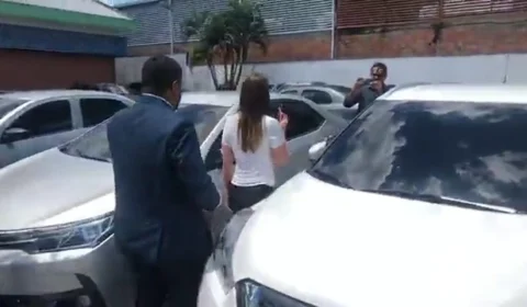 VÍDEO: Enteada do prefeito de Manaus faz gesto obsceno a repórter do Imediato