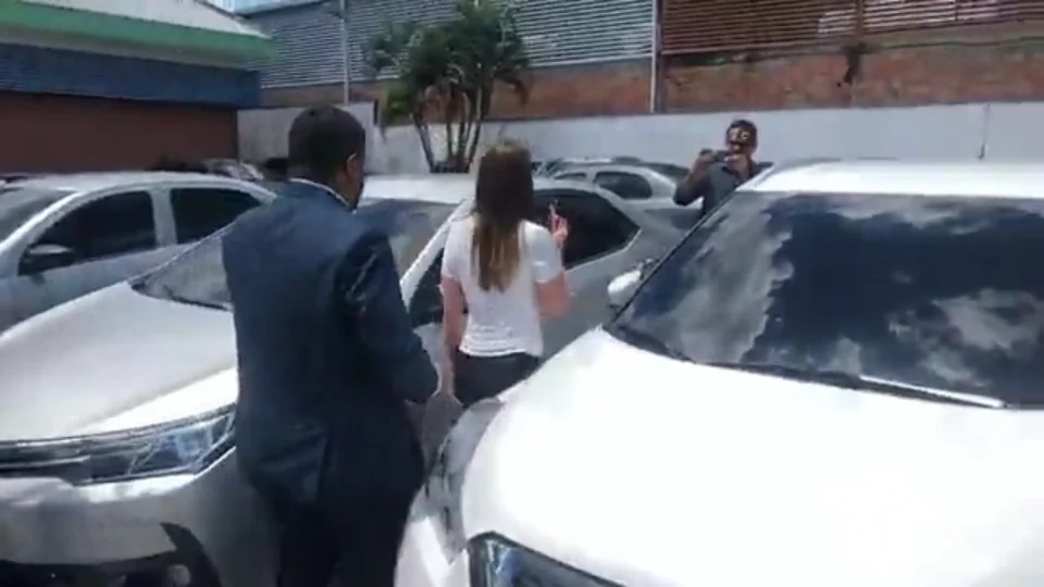 VÍDEO: Enteada do prefeito de Manaus faz gesto obsceno a repórter do Imediato
