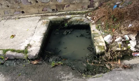 Esgoto entupido e bueiros causam transtornos no bairro Japiim