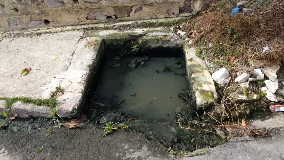 Esgoto entupido e bueiros causam transtornos no bairro Japiim