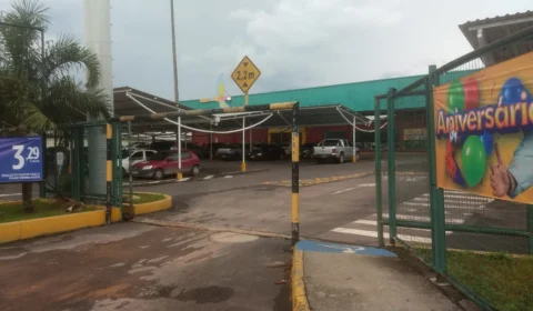 Dupla armada rouba R$ 2mil de supermercado na zona Zona Oeste de Manaus