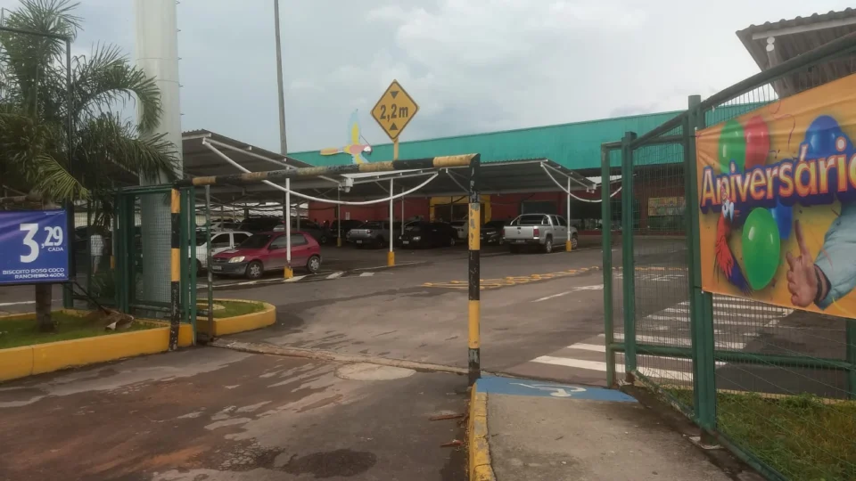 Dupla armada rouba R$ 2mil de supermercado na zona Zona Oeste de Manaus