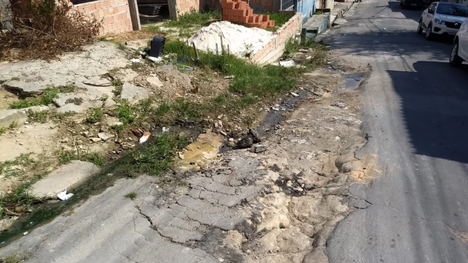 Moradores da Rua Artur Neto denunciam buracos na via