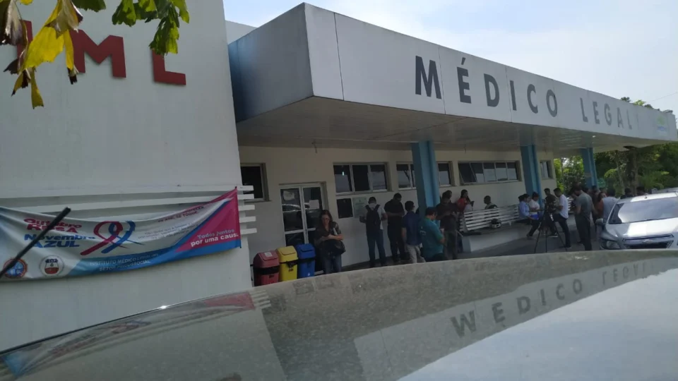 Corpos dos 17 mortos em confronto com PM passam por identificação no IML