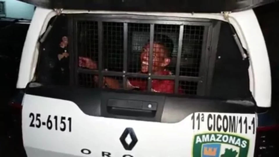 Homem foi pego em flagrante após tentar roubar carros em estacionamento de supermercado, no Coroado