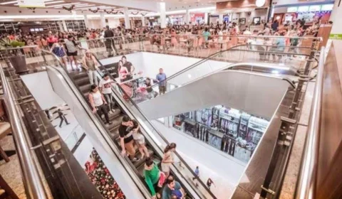 Dupla armada suspeita de fazer arrastões invade shopping em fuga; um é preso