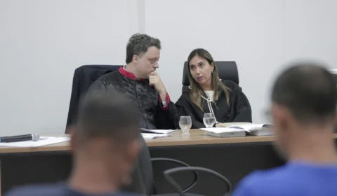 Réu é condenado a mais de 17 anos de reclusão por esfaquear mulher na frente da filha