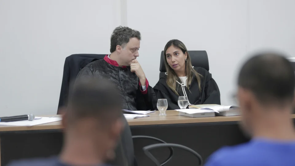 Réu é condenado a mais de 17 anos de reclusão por esfaquear mulher na frente da filha