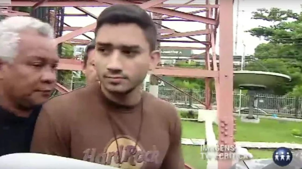 Na cama de Alejandro e sem roupa, Magno manda mensagem e foto para celular da mãe. “Assustado”.