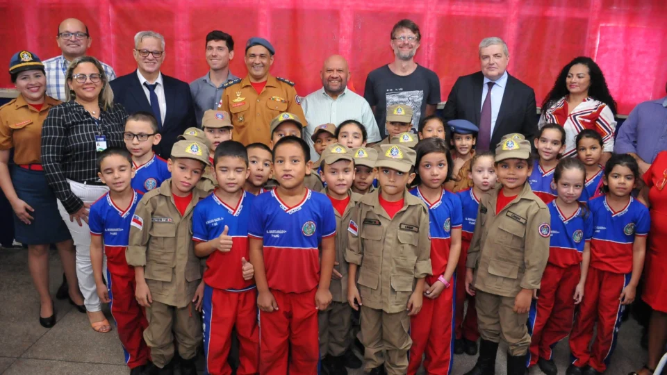 Escola Estadual militar terá ensino bilíngue português-francês, em Manaus