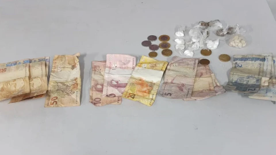 Polícia Militar prende um homem de 35 e adolescente de 14 anos com drogas no centro