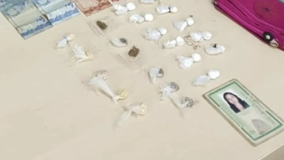 Polícia Militar detém mulher por tráfico de drogas na zona leste