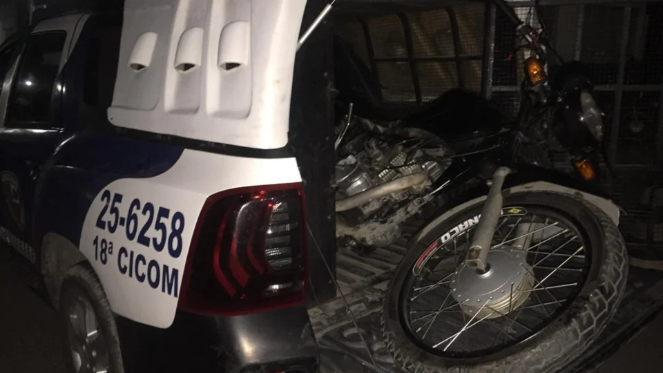 Assaltante é fortemente espancado pela população ao cair da moto durante roubo