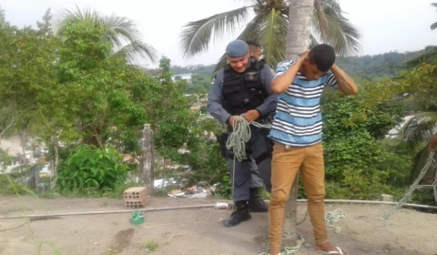 VÍDEO: Homem amarrado e agredido por integrantes de facção é resgatado por PMs