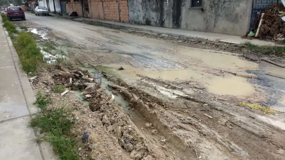 Falta de asfalto transforma ruas em piscinas de lama, no bairro Jorge Teixeira, zona Leste