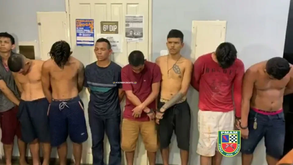 Oito homens são presos por tráfico de drogas e porte ilegal de forte armamento