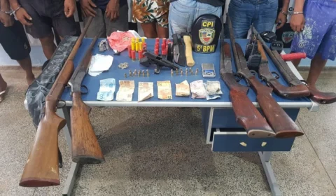 Após denúncia, cinco pessoas são presas com drogas, armas e rádios comunicadores, em Coari