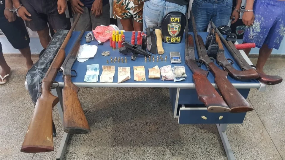 Após denúncia, cinco pessoas são presas com drogas, armas e rádios comunicadores, em Coari