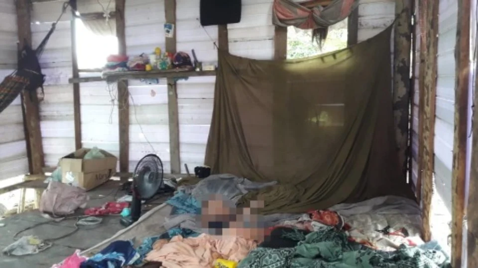 Criança de 5 anos com paralisia cerebral é encontrada em condições extremas de abandono pelos pais