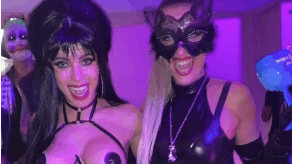 Anitta ousa na fantasia e faz festão de Halloween cheia de famosos