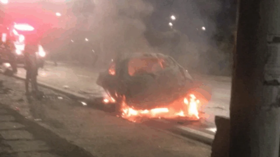 Motorista morre após carro capotar várias vezes e pegar fogo. Veja vídeos!