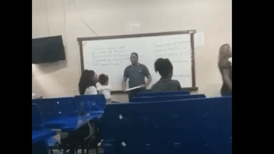 Vídeo mostra professor expulsando aluna com bebê de sala de aula