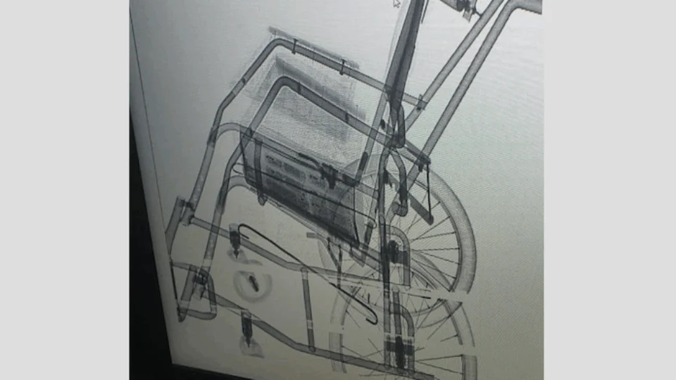 Cadeirante tenta entrar em presídio com oito celulares escondidos na cadeira de rodas