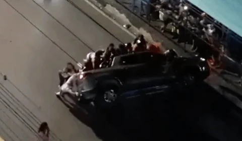 Carro capota na Av. Constantino Nery ao lado do Terminal 1