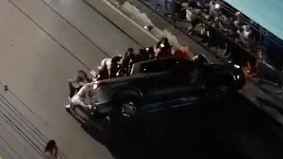 Carro capota na Av. Constantino Nery ao lado do Terminal 1