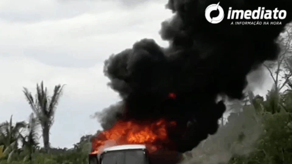 Ônibus pega fogo em ramal no município de Manaquiri-AM