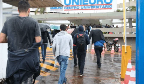 435 mil estudantes fazem o Enade neste domingo (24)