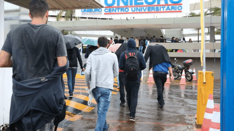 435 mil estudantes fazem o Enade neste domingo (24)