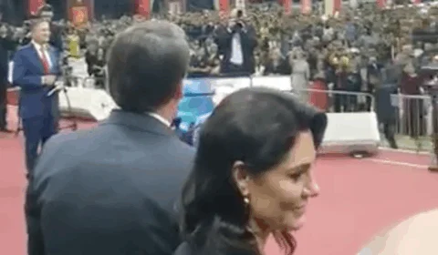 Bolsonaro é recebido aos gritos de “mito” por multidão de evangélicos em igreja do Amazonas