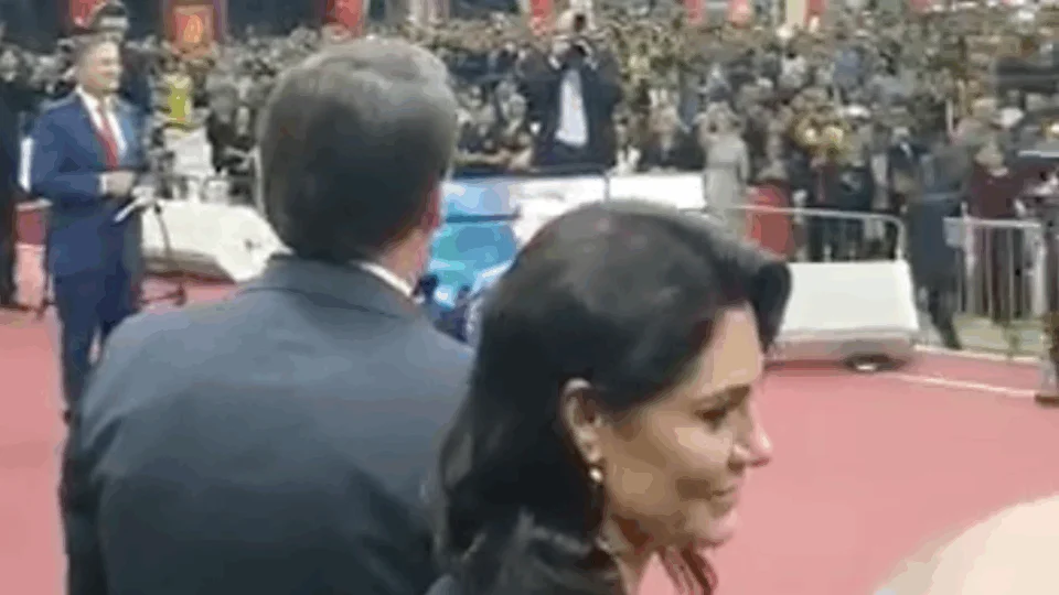 Bolsonaro é recebido aos gritos de “mito” por multidão de evangélicos em igreja do Amazonas