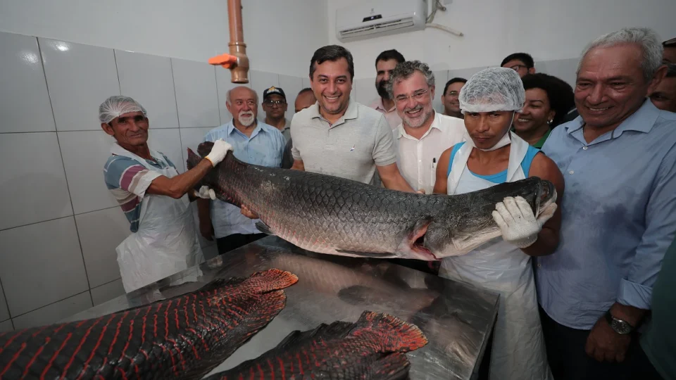 Wilson Lima destaca incentivo à cadeia produtiva do pirarucu manejado com novas unidades de beneficiamento, em Fonte Boa