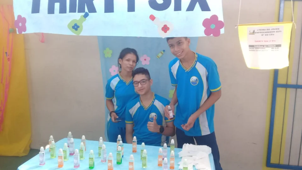 Produtos feitos por estudantes de escola estadual são vendidos em feira de empreendedorismo