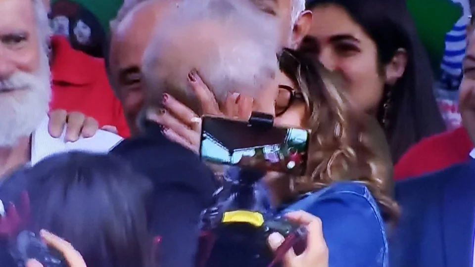 VÍDEO | Após ser solto, Lula beija namorada ao vivo