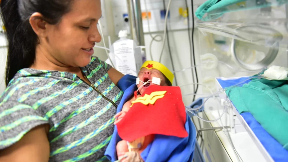 No Mês da Prematuridade bebês viram super – heróis em maternidade
