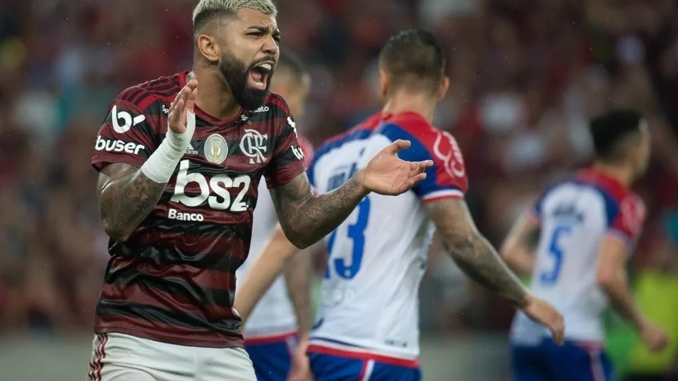 Flamengo vira sobre o Bahia e abre 10 pontos para o Palmeiras