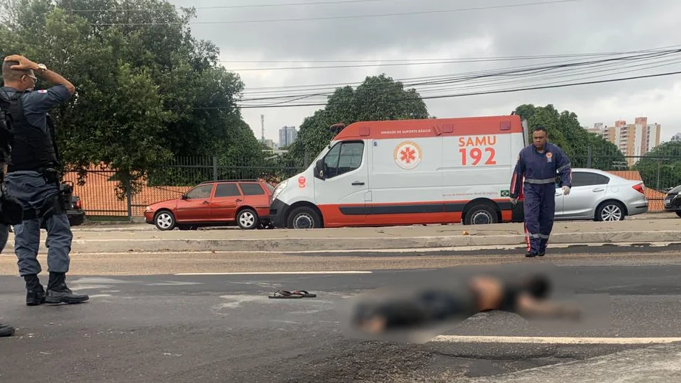 Homem aparece misteriosamente todo ferido na pista da avenida Darcy Vargas